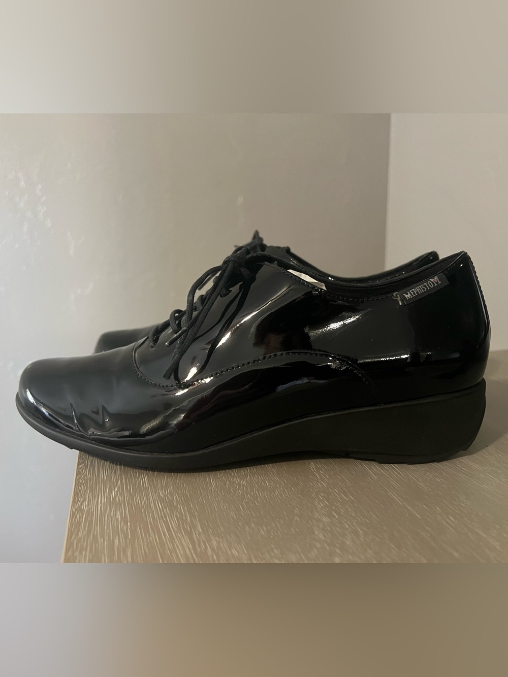 NWOT Mephisto women’s derby oxford shoes. Black polished leather. US size 7.5.
